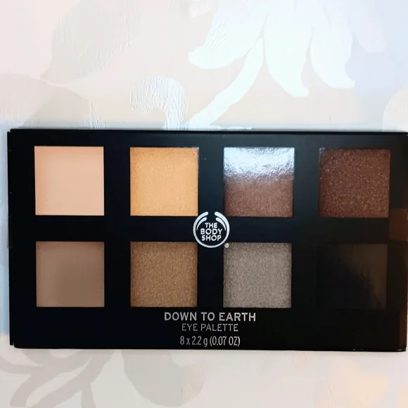 The Body Shop Down to Earth 8-color Eye Shadow Palette - Picture 1 of 5